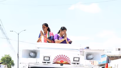 ரூ.15 லட்சம் தருவதாகக் கூறி கையில் இருந்து 500, 1000ஐ பிடிங்கி விட்டனர்; ஜோதிமணிக்கு ஆதரவாக கனிமொழி பிரசாரம்