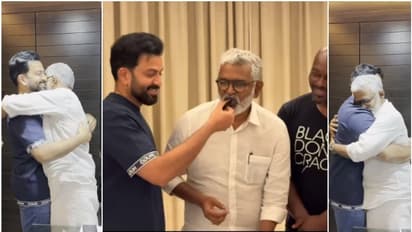 ബ്ലെസിയെ കെട്ടിപ്പിടിച്ച് എടുത്തുയര്ത്തി 'ആടുജീവിതം' വിജയം ആഘോഷിച്ച് പൃഥ്വിരാജ്