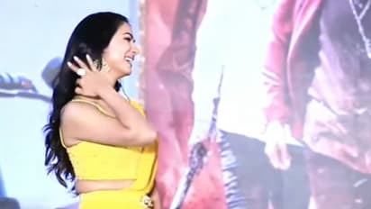 బాలయ్య మామూలోడు కాదుగా..హీరోయిన్ డ్రెస్ తో రాజకీయానికి ముడిపెడుతూ, రికార్డులన్నీ బయటకి తీసి..  