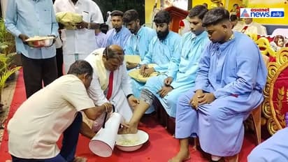 பெரிய வியாழன் இறைவழிபாடு; வேளாங்கண்ணியில் சீடர்களின் பாதங்களை கழுவி திருப்பலி நிறைவேற்றம்