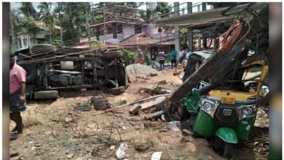 ഓട്ടോയും കാറും കൂട്ടിയിടിച്ച് അപകടം, പോസ്റ്റൊടിഞ്ഞ് ഓട്ടോയുടെ മുകളിലേക്ക് വീണു; ഡ്രൈവർക്ക് ദാരുണാന്ത്യം