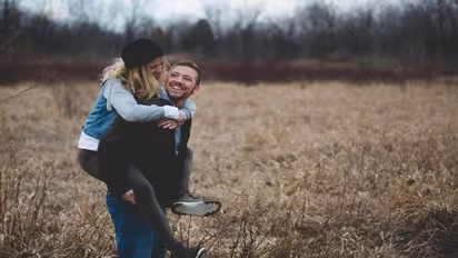 திருமணமானவர்கள் யாருக்கும் சொல்லவே கூடாத 5 விஷயங்கள் பத்தி தெரியுமா? மீறி பகிர்ந்தால் வாழ்க்கையே போச்சு!! 