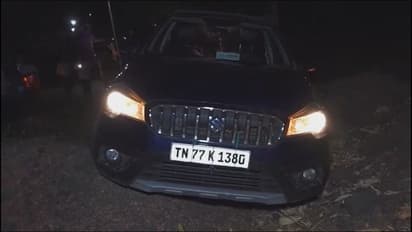 அசுர வேகத்தில் பாய்ந்த காரை மடக்கி பிடித்த அதிகாரிகள்; மூட்டை மூட்டையாக கடத்தப்பட்ட போதை பொருட்கள் பறிமுதல்