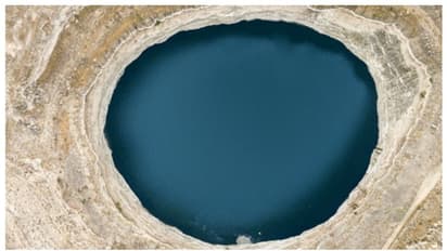 നിന്നനിൽപ്പിൽ ഭൂമിയിൽ അഗാധമായ ഗർത്തം; 2,500 ഓളം ഗർത്തങ്ങൾ രൂപപ്പെട്ട കോന്യ കൃഷിയിടത്തിൽ സംഭവിക്കുന്നതെന്ത് ? 