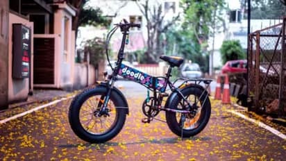 సైకిల్‌ తొక్కుతున్న క్రికెటర్ ధోనీ.. వీడియో వైరల్.. అసలు విషయం ఏంటంటే..?