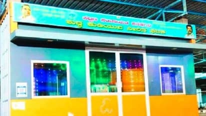 ಕೊಪ್ಪಳ: ಕುಡಿವ ನೀರಿನ ಘಟಕದಲ್ಲಿ ರಾರಾಜಿಸುತ್ತಿದೆ ಸಿಎಂ, ಸಚಿವರ ಫೋಟೋ..!