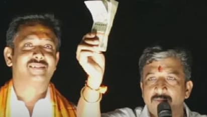  50,000 ரூபாய் நோட்டுக் கட்டை காண்பித்து வாக்கு சேகரிப்பு! கரூர் பாஜக வேட்பாளர் உள்பட  5 பேர் மீது வழக்கு!