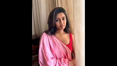 నీ చీర నాకు కావాలి.. ఈషా రెబ్బా బ్యూటిఫుల్ ఫోజులకు రాజశేఖర్ కూతురు కామెంట్ 