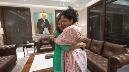 சிறையில் இருக்கும் கணவர்கள்: ஒருவரையொருவர் ஆரத்தழுவி ஆறுதல் கூறிய மனைவிகள்!