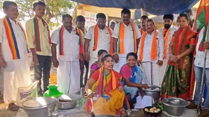 சூடு பிடிக்கும் தேர்தல் களம்.! வடைகள், பணியாரம் சுட்டு நூதன முறையில் வாக்கு சேகரித்த பாமக வேட்பாளர்