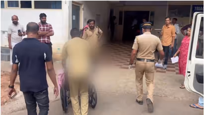  മൂവാറ്റുപുഴ ജനറൽ ആശുപത്രിയിൽ അച്ഛനെ കാണാനെത്തിയ യുവതിയെ കുത്തിക്കൊന്നു, ബൈക്കിൽ രക്ഷപ്പെട്ട പ്രതിയെ പിടികൂടി