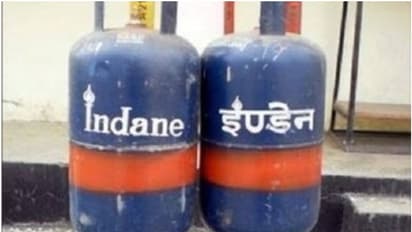 പാചകവാതക വില കുറച്ചു, രണ്ട് മാസത്തിനിടെ കൂട്ടിയത് 41.5, കുറച്ചത് 30 രൂപ മാത്രം