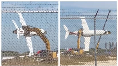 'വലിയ കുട്ടിക്ക് വലിയ കളിപ്പാട്ടം'; വിമാനത്തെ പിടികൂടിയ എക്സ്കവേറ്ററിന്‍റെ വീഡിയോ വൈറൽ, കാഴ്ച കണ്ടവര്‍ ഞെട്ടി 