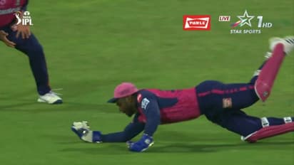 മുംബൈയിൽ രോഹിത് ഗോൾഡൻ ഡക്ക്, പറന്നു പിടിച്ച് സഞ്ജു; പവര്പ്ലേയിൽ മുംബൈയുടെ ബോള്ട്ടിളക്കി ട്രെന്റ് ബോൾട്ട്