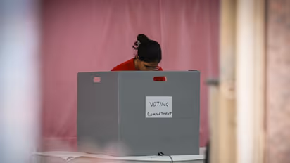 തെരഞ്ഞെടുപ്പ് ഡ്യൂട്ടിക്ക് എത്തിയില്ല, അധ്യാപികയ്ക്ക് വാറണ്ട്; കസ്റ്റഡിയിലെടുത്ത് ഗുജറാത്ത് പൊലീസ്