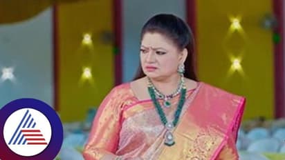 ಅಷ್ಟು ಹೆವಿ ಸೀರೆ ಒಡವೆ ಹಾಕ್ಕೊಂಡು ನಿಮಗೆ ನಿದ್ದೆ ಹೇಗೆ ಬರತ್ತೆ?: ಅಮೃತಧಾರೆ ಶಕುಂತಲಾ ದೇವಿಗೆ ವೀಕ್ಷಕರ ಪ್ರಶ್ನೆ