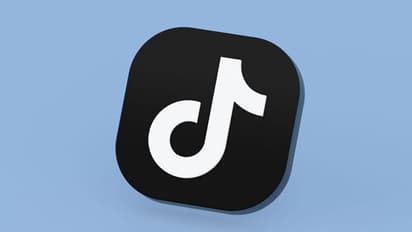 കാലിലേക്ക് സാധനങ്ങൾ ഇടുന്ന സോഷ്യൽ മീഡിയ ചലഞ്ച് ഏറ്റെടുത്ത് 40 -കാരി; ചലഞ്ച് കഴിഞ്ഞപ്പോഴേക്കും കാലൊടിഞ്ഞു 