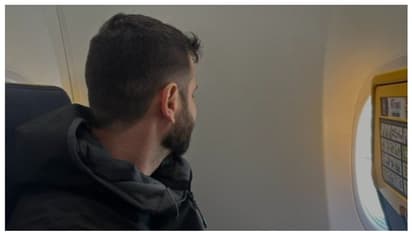 'കാശ് മുടക്കിയതാണ്, ജനൽ എവിടെ' എന്ന് യാത്രക്കാരൻ; തുറിച്ച് നോക്കിയാൽ കാണില്ലെന്ന് വിമാനക്കമ്പനി, കുറിപ്പ് വൈറൽ