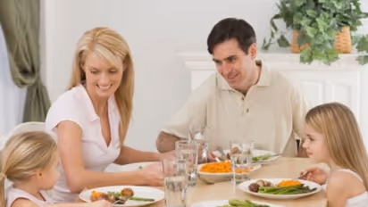 ರಾತ್ರಿ ಊಟಕ್ಕೆ ಸರಿಯಾದ ಸಮಯ ಯಾವುದು? ತಡವಾಗಿ ಊಟ ಮಾಡುವುದರಿಂದ ಸಮಸ್ಯೆಗಳೇನು?