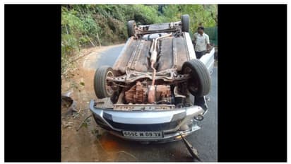 നിടുംപൊയിൽ ചുരത്തിൽ തലകീഴായി മറിഞ്ഞ കാർ, കണ്ടത് വാഹനപരിശോധന കഴിഞ്ഞുമടങ്ങവേ, ചാടിയിറങ്ങി രക്ഷകരായി എക്സൈസ് സംഘം