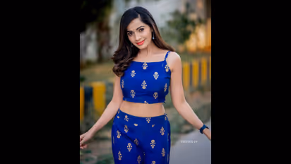 ಸೊಂಟ ಕಾಣೋ ಬ್ಲೂ ಡ್ರೆಸ್‌ನಲ್ಲಿ ಮಿಂಚಿದ ಶೋಭಾ ಶೆಟ್ಟಿ, ಹಾಟ್‌ ಲುಕ್‌ಗೆ ಪಡ್ಡೆ ಹುಡುಗರು ಫಿದಾ! 