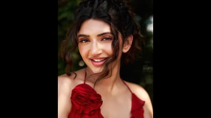 ಕೆಂಪು ಡ್ರೆಸ್‌ನಲ್ಲಿ ಮಿಂಚಿದ 'ಕಿಸ್‌' ಬೆಡಗಿ, ರೆಡ್ ರೋಸ್ ಎಂದು ಕರೆದ ಫ್ಯಾನ್ಸ್‌