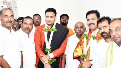 ಕಾಂಗ್ರೆಸ್ ಬಗ್ಗೆ ಮುನಿಸಿಕೊಂಡಿದ್ದ ಎಚ್.ವಿಶ್ವನಾಥ್ರನ್ನು ಬಿಜೆಪಿಗೆ ಸೆಳೆದ ವಿಜಯೇಂದ್ರ