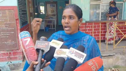 கர்ப்பிணியிடம் வரதட்சணை கேட்டு கொடுமை? நடவடிக்கை எடுக்க மறுப்பதாக கூறி இளம்பெண் தர்ணா