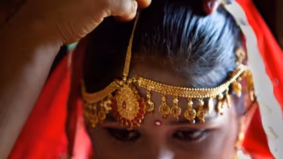 15 വയസുകാരിക്ക് വിവാഹം, തക്ക സമയത്ത് ഇടപെട്ട് പൊലീസ്; വീട്ടുകാര്ക്കെതിരെ കേസ്