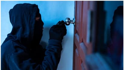 മോഷ്ടിക്കാൻ കയറിയ കള്ളൻ ദമ്പതികളുടെ ദൃശ്യങ്ങൾ പകർത്തി ബ്ലാക്മെയിൽ ചെയ്തു; ഫോൺ നമ്പർ പിന്തുടർന്ന് അറസ്റ്റ്