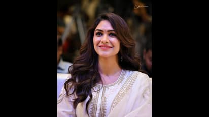 ವೈಟ್ ಸಲ್ವಾರ್ ಧರಿಸಿ ಮುದ್ದಾಗಿ ನಗೆ ಬೀರಿದ ಸೀತಾರಾಮಂ ನಟಿ, ದೇವತೆಯಂತೆ ಕಂಡ ಮೃಣಾಲ್! 