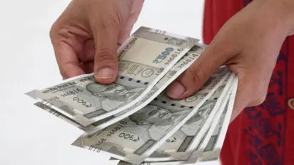 കാശെട്, കാശെട്; കുഞ്ഞുമക്കളിൽ നിന്നും വാടകക്കാശ് വാങ്ങുന്ന അമ്മ, നിങ്ങളെന്തൊരമ്മയാണ് എന്ന് നെറ്റിസൺസ്