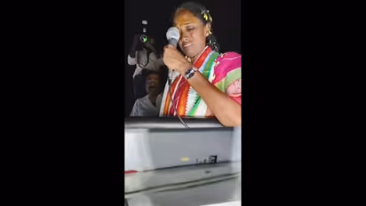 நீங்கள் தான் எனக்கு குடும்பம் மாதிரி; வாக்காளர்கள் முன்னிலையில் கண்ணீர் விட்டு அழுத ஜோதிமணி