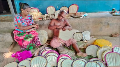 കരിമ്പനത്തൈകളുടെ പട്ട കൊണ്ട് നിർമാണം, പൊള്ളുന്ന ചൂടിൽ പൂരപ്രേമികള്ക്ക് ആശ്വാസമായി മണികണ്ഠന്റെ വിശറികൾ