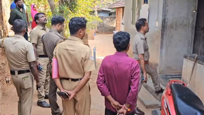ഇരുമ്പ് വടിയുമായി വീട്ടിലെത്തി, യുവതിയുടെ തലക്കടിച്ചു, കുത്തി വീഴ്ത്തി; അയല്‍വാസി അറസ്റ്റിൽ