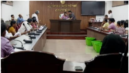 ദാ ഇപ്പോൾ കൗൺസിലർമാർക്ക് സമ്മാന കൂപ്പൺ, ഓണത്തിന് പണക്കിഴി കൊടുത്ത അതേ നഗരസഭ; വാങ്ങിക്കാതെ ഇടതുപക്ഷം, വിവാദം