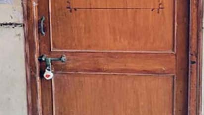 ബാങ്ക് ജപ്തി ചെയ്ത് സീൽ വച്ച വീട് രാത്രിയിലെത്തി പൂട്ട് പൊളിച്ച് കയറിയതിന് ദമ്പതികള്ക്കെതിരെ കേസ്