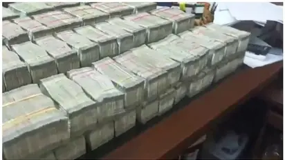 ട്രെയിനില്‍ നിന്ന് പിടിച്ച 4 കോടിക്ക് പിടിവലി; കൈമാറൂ എന്ന് ആദായനികുതി വകുപ്പ്, പറ്റില്ലെന്ന് കളക്ട‍ര്‍