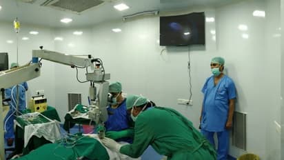 MP News: इंदौर में मोतियाबिंद सर्जरी के बाद 8 मरीजों की आंखों में हुआ Side Effects-एक्शन में स्वास्थ्य विभाग