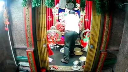 వీడి దొంగ భక్తి చూడండి... దండం పెట్టిన చేతుల్తోనే అమ్మవారి నగలు దండుకుంటున్నాడు..!