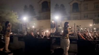 అర్థరాత్రి అల్లు అర్జున్ ఇంటి వద్ద ఫ్యాన్స్ హంగామా.. అభిమానులతో ఐకాన్ స్టార్ మీట్ అండ్ గ్రీట్..