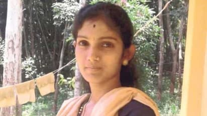 പ്രസവ ശേഷം അമിത രക്തസ്രാവം; 26കാരി മരിച്ചു, ആശുപത്രിക്ക് മുന്നില് പ്രതിഷേധം