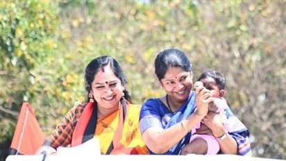 ஆசையுடன் குழந்தையை கொடுத்த நிர்வாகி; தமிழச்சி என பெயர் சூட்டி மகிழ்ந்த கனிமொழி