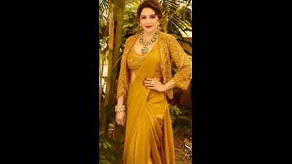 వయస్సు 56.. మనసు మాత్రం 16, కాస్ట్లీ శారీలో కలర్ ఫుల్ గా బాలీవుడ్ సీనియర్ తార.. 