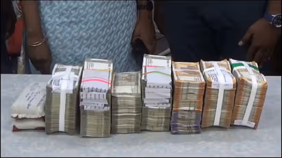 ஆவணங்கள் இன்றி எடுத்து வரப்பட்ட ரூ.27 லட்சம் பறிமுதல்; ஓசூரில் பறக்கும் படை அதிகாரிகள் அதிரடி