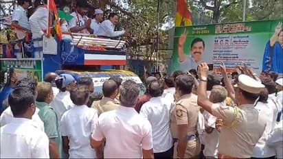 பிரசாரத்தின் போது பெண்களை இழிவாக பேசிய அதிமுக எம்எல்ஏ; ஆத்திரத்தில் பிரசார வாகனத்தை உடைத்த மக்கள்