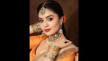 పండగ వేళ చందమామలా మెరిసిన శ్రీముఖి... లేటెస్ట్ లుక్ చూస్తే కళ్ళు తిప్పుకోలేరు!