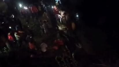 സ്വകാര്യ കമ്പനി ജീവനക്കാരുമായി പോയ ബസ് കൊക്കയിലേക്ക് മറിഞ്ഞു, 12 പേർക്ക് ദാരുണാന്ത്യം, നിരവധിപ്പേർക്ക് പരിക്ക്