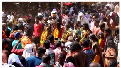 ചെമ്പട്ടുടുത്ത് ചിലമ്പ് കിലുക്കി ഉറഞ്ഞു തുള്ളി; ആയിരങ്ങൾ അശ്വതി കാവുതീണ്ടി 