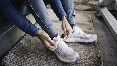 மழையால 'ஷூ' அடிக்கடி ஈரமாகிடுதா? இப்படி செய்தால் 'விரைவில்' உலரும்!!